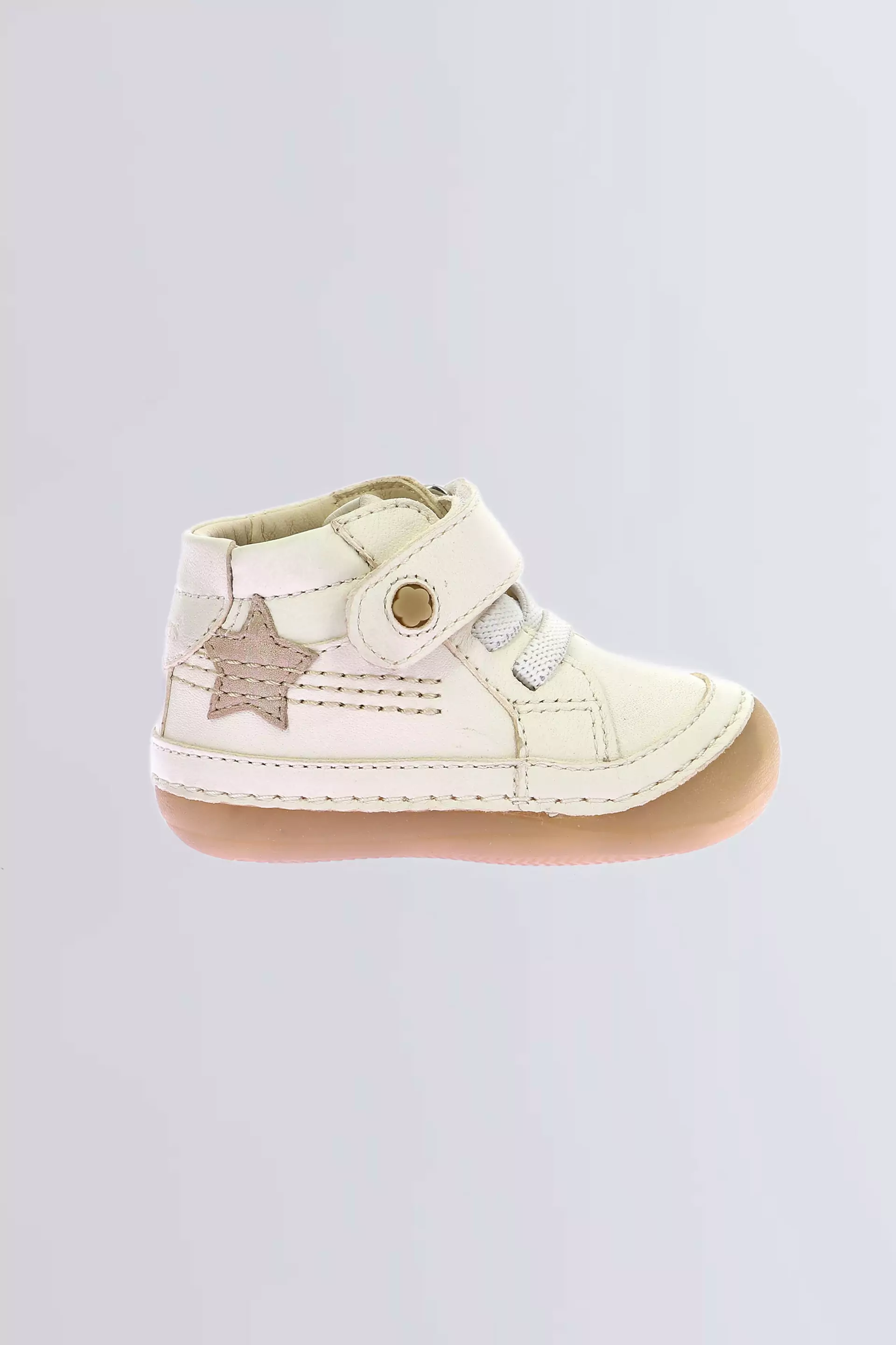 Sokistic - Bottillons blanc cassé pour fille de la marque Kickers  - Kids & Co © Officiel