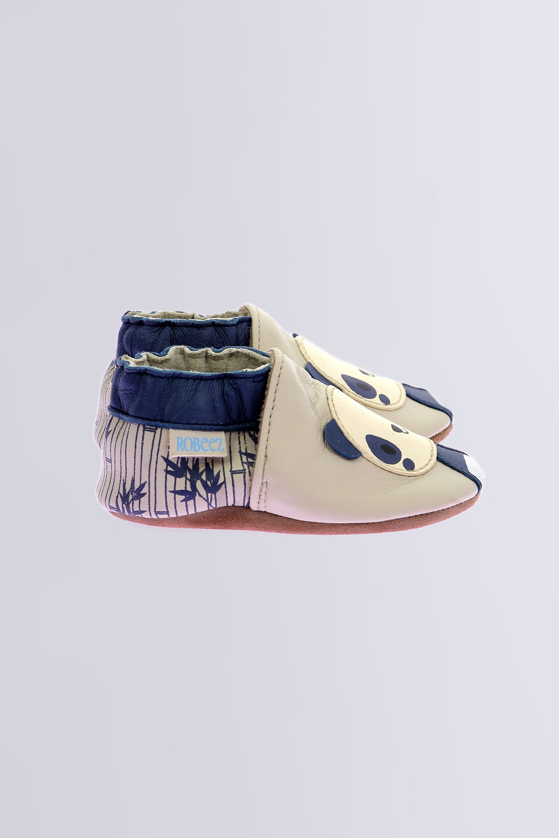 Pandy - Chaussons souples blanc cassé et bleu pour garçon de la marque Robeez  - Kids & Co © Officiel