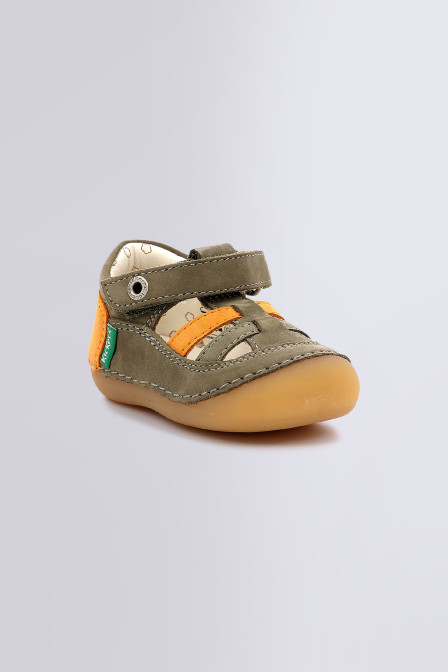 Sushy - Salomés kaki et orange pour garçon de la marque Kickers  - Kids & Co © Officiel Sushy - Salomés kaki et orange pour garçon de la marque Kickers  - Kids & Co © Officiel