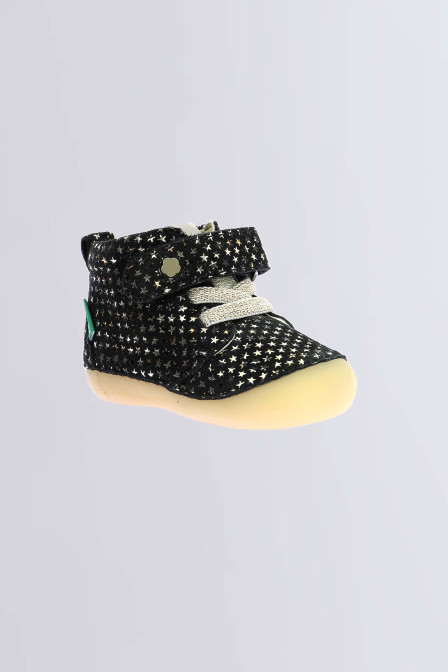 Sonizikro - Bottillons noirs pour fille de la marque Kickers  - Kids & Co © Officiel Sonizikro - Bottillons noirs pour fille de la marque Kickers  - Kids & Co © Officiel