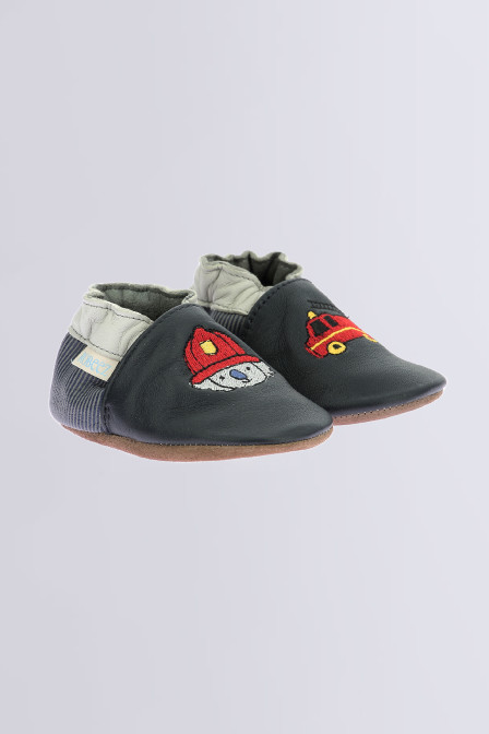 Badge Fire - Chaussons marine pour garçon de la marque Robeez  - Kids & Co © Officiel Badge Fire - Chaussons marine pour garçon de la marque Robeez  - Kids & Co © Officiel