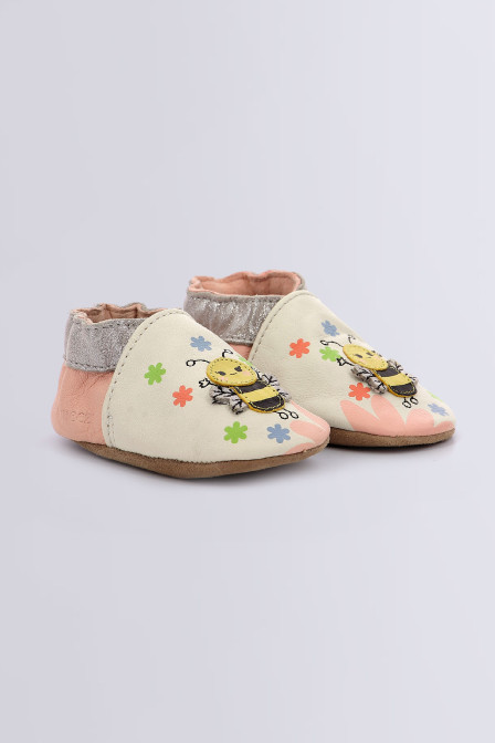 Bee Carefull - Chaussons blanc et rose pour fille de la marque Robeez - Kids & Co © Officiel Bee Carefull - Chaussons blanc et rose pour fille de la marque Robeez - Kids & Co © Officiel